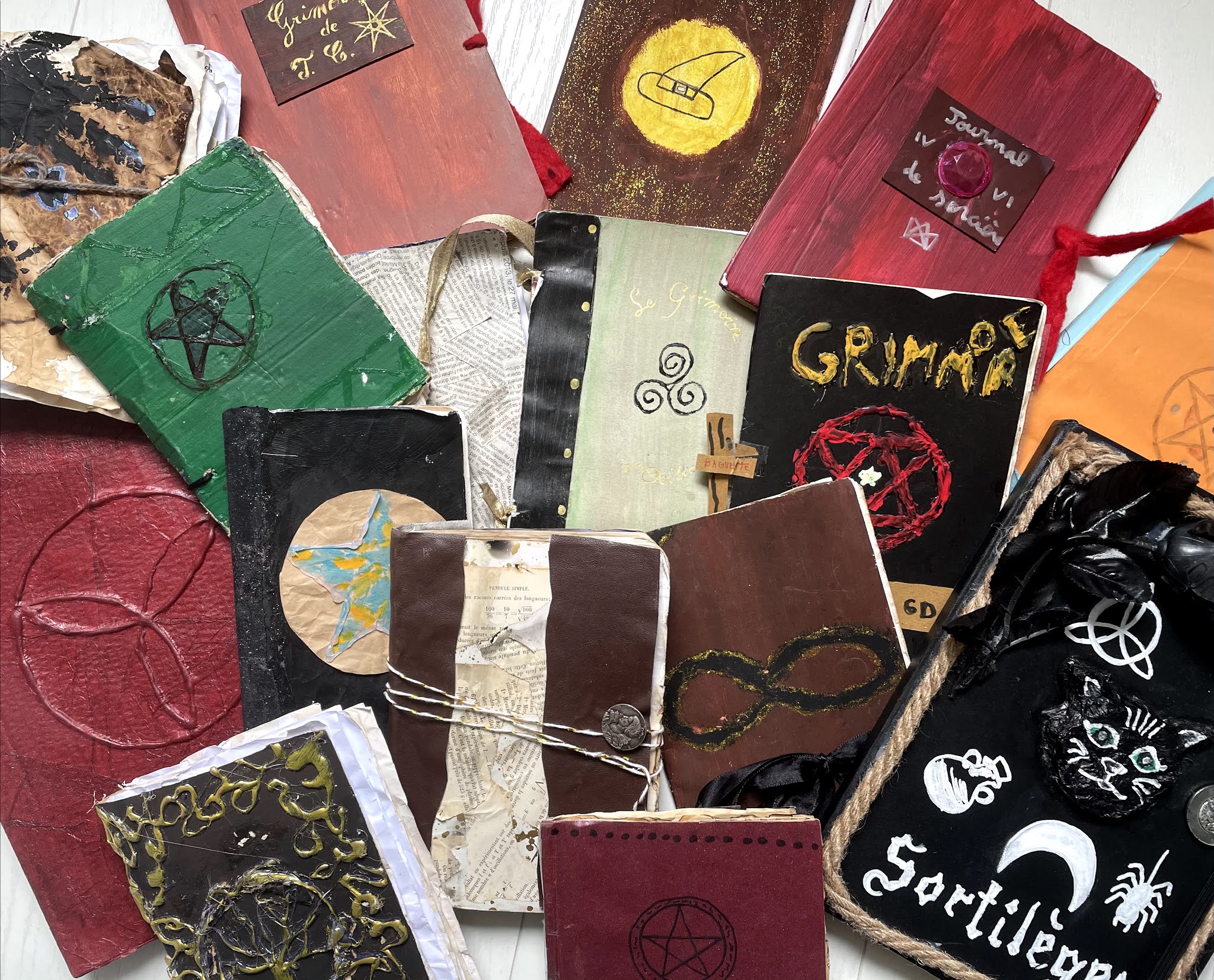 LES GRIMOIRES Fil rouge sur les Sorcières